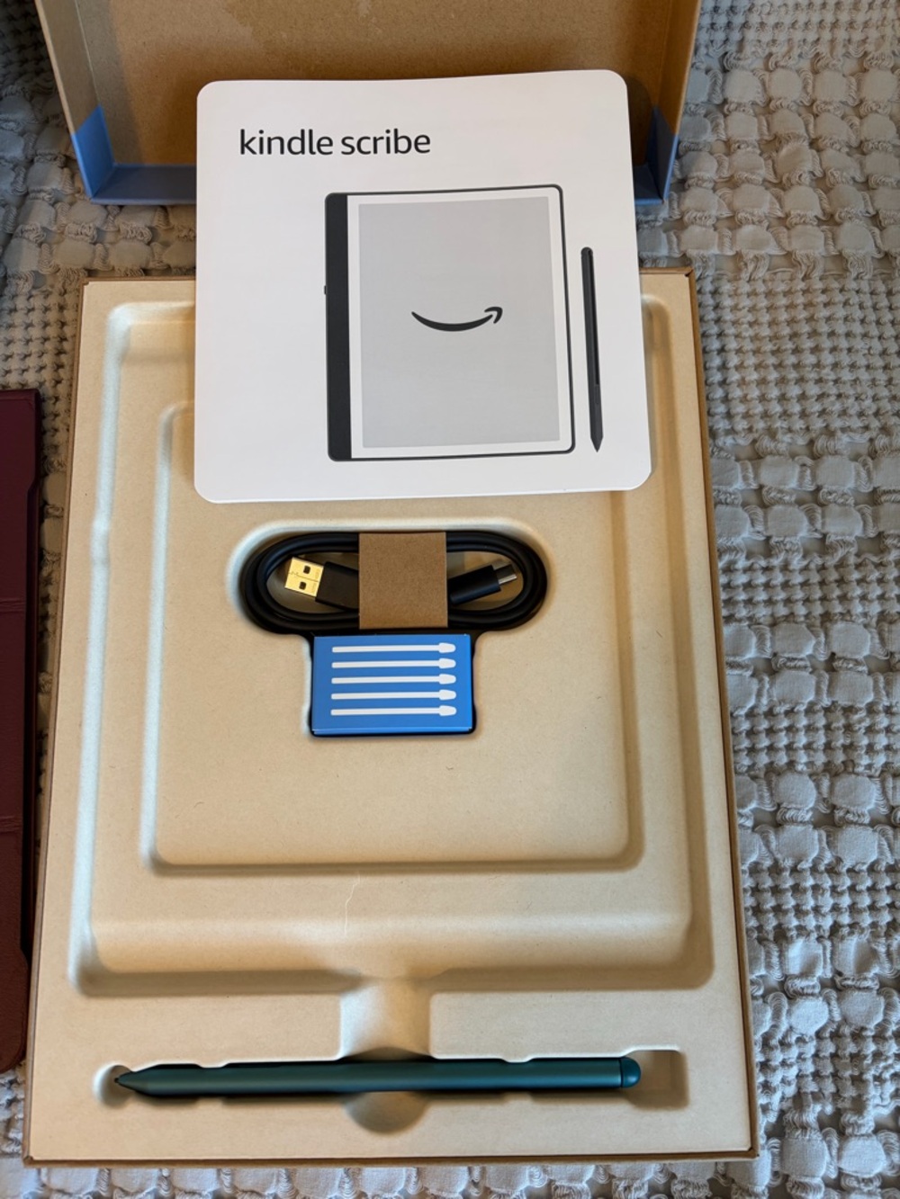 EUC 2024 Kindle Scribe (64 GB) in Jade w/ premium pen and 2 cases. - Picture 3 of 6